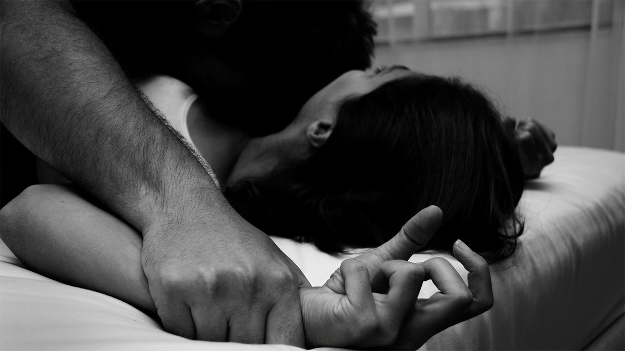 गोवामा श्रीमानकै अगाडि बेलायती महिलाको बलात्कार